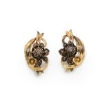 Pendientes s.XIX con flores de diamantes talla rosa entre cintas y ramas entrelazadas. En oro de 18K