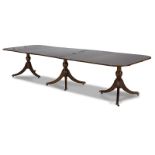 Mesa de comedor Regencia de triple pedestal en madera de caoba. Inglaterra, primer tercio S. XIX