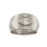 Sortija con diamante talla navette antigua central de 0,65 ct aprox en montura tipo sello de platino