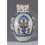 Jarro de cerámica esmaltada en azul, manganeso y ocre, con la Virgen del Prado en cartela y leyenda: