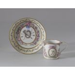 Plato y taza* de porcelana de pasta tierna ambas con decoración de estilo Luis XVI, con triunfos,