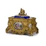 Joyero Napoleón III de estilo rococó de bronce y porcelana de París pintada y dorada Trabajo