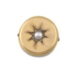 Broche circular de pp s. XX con perla fina central y estrella de diamantes . En oro de 18K.