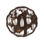 Tsuba de metal y metal dorado. Japón, época Edo, S. XVIII y S. XIX. Diámetro: 8 cm Decorado con