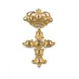 Colgante de dos cuerpos s XVIII con corona y cruz de diamantes talla tabla en oro de 19K. Anverso