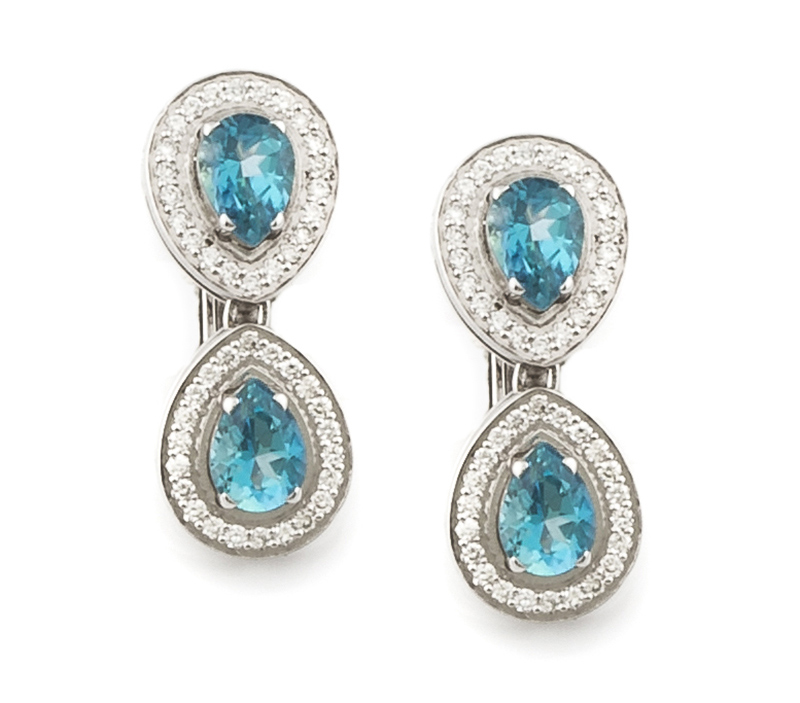 Pendientes con dobles perillas de topacios azules orladas de brillantes en oro blanco de 18K. Peso