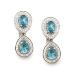 Pendientes con dobles perillas de topacios azules orladas de brillantes en oro blanco de 18K. Peso