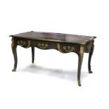 Mesa de escritorio “bureau plat” Napoleón III, estilo Luis XV en madera de ébano con aplicaciones de