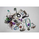 Various items of costume jewellery.