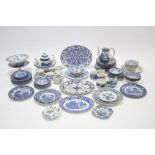 Various items of blue & white transfer-printed dinner & teaware, part w.a.f.