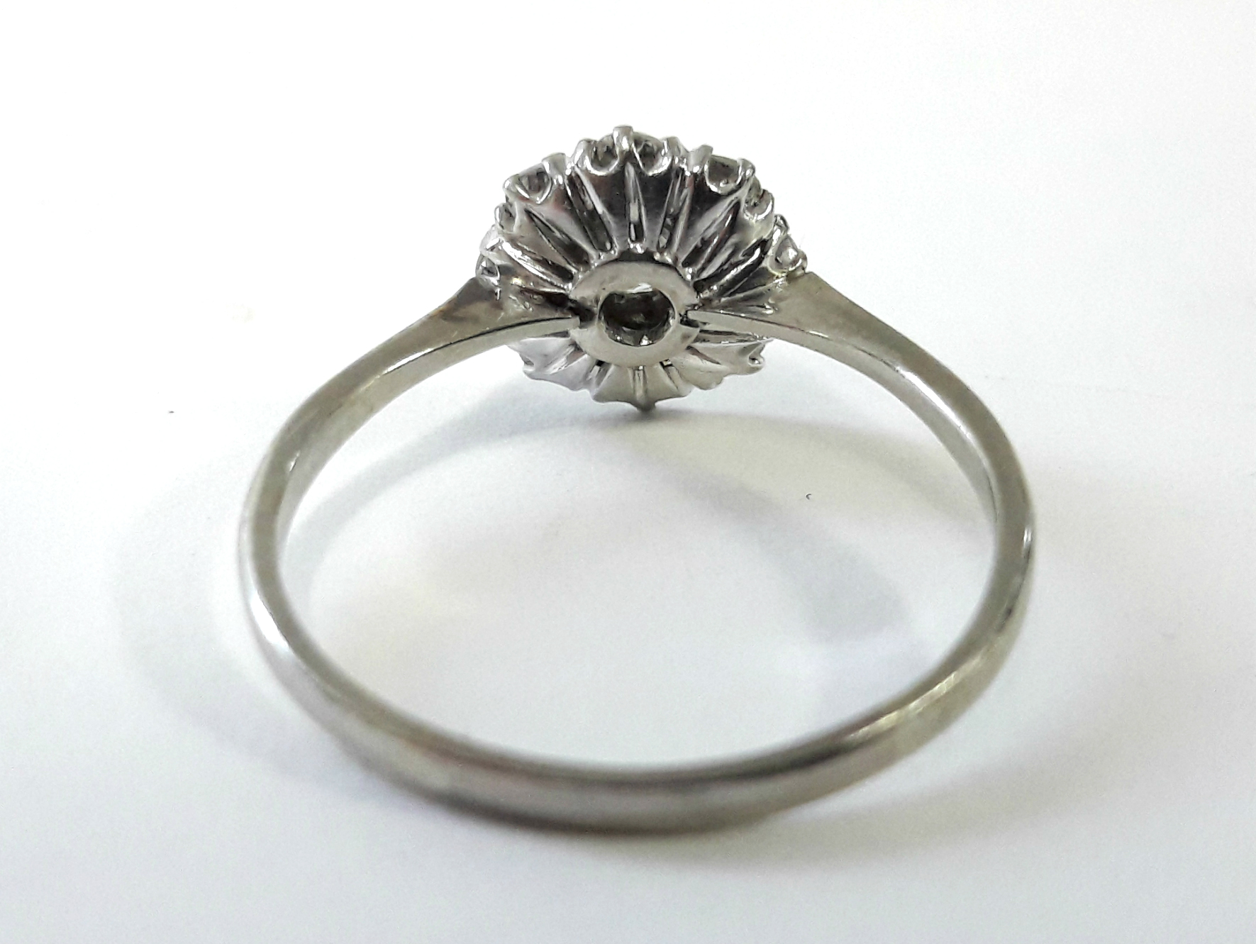 A platinum ring set cluster of nine diamonds, the centre stone approx. 0.2 carat. - Bild 3 aus 3