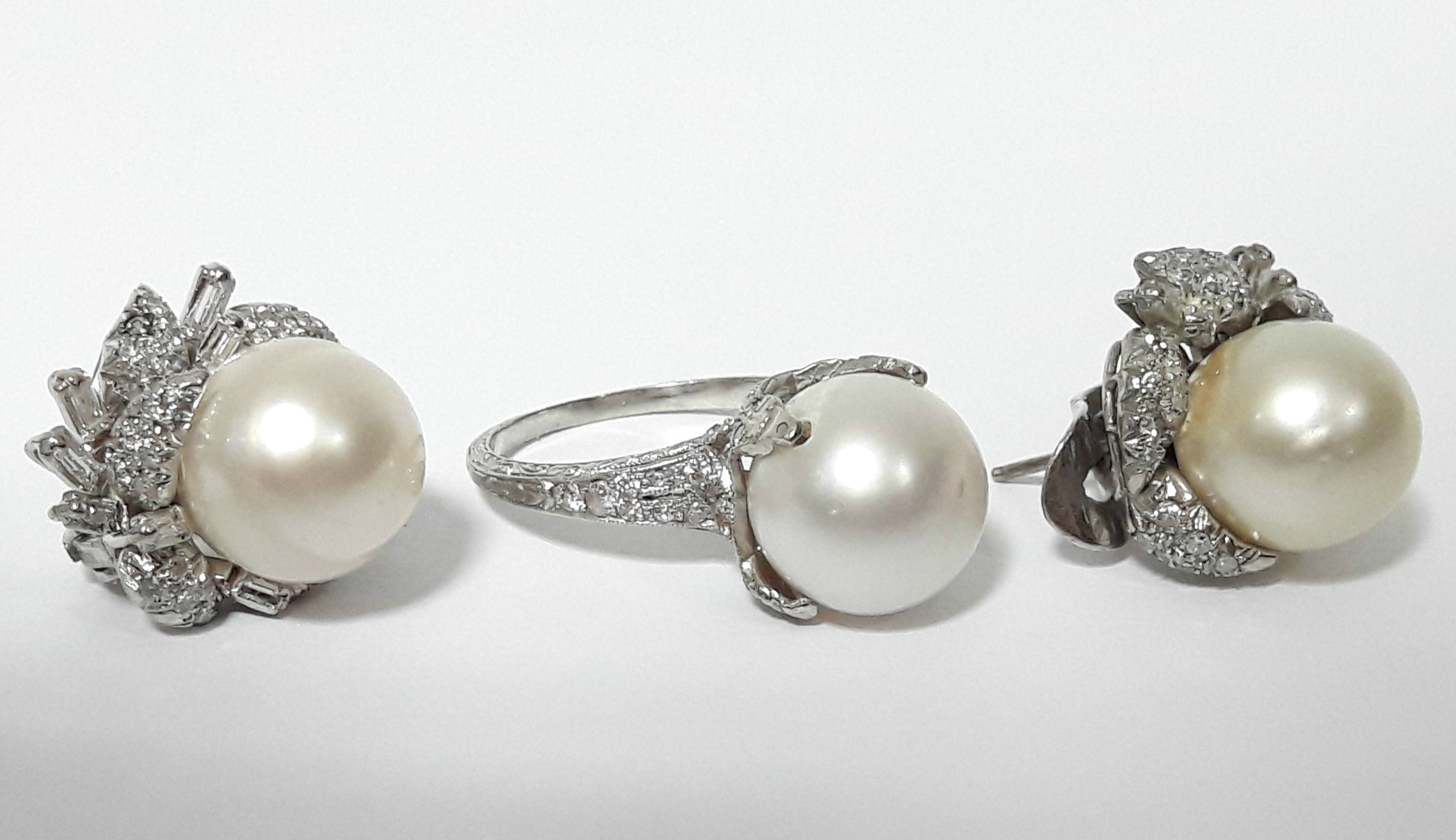 A pair of 14K white gold earrings, each set large pearl & numerous small round & baguette - Bild 2 aus 3