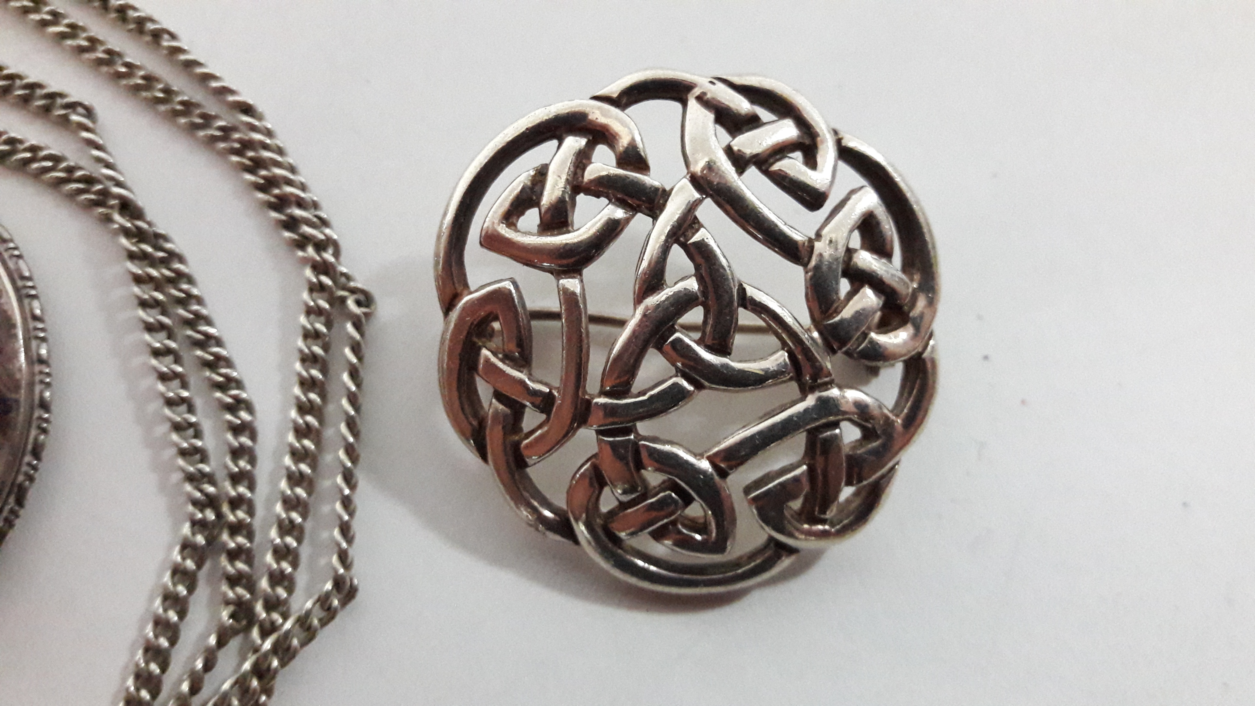 A sterling pierced circular Celtic knot brooch, 1¼” diam.; & a circular pendant inset butterfly - Bild 3 aus 5