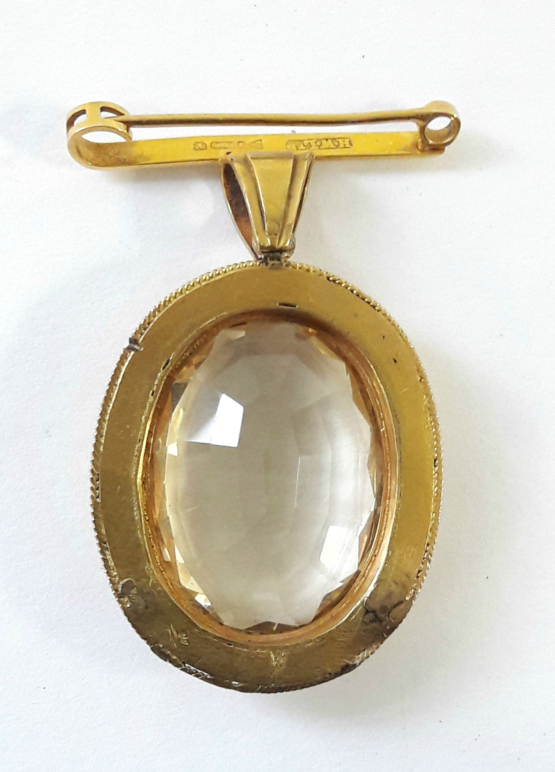 A large oval citrine pendant in 9ct. gold mount with integral bar brooch; Chester 1921. - Bild 2 aus 2