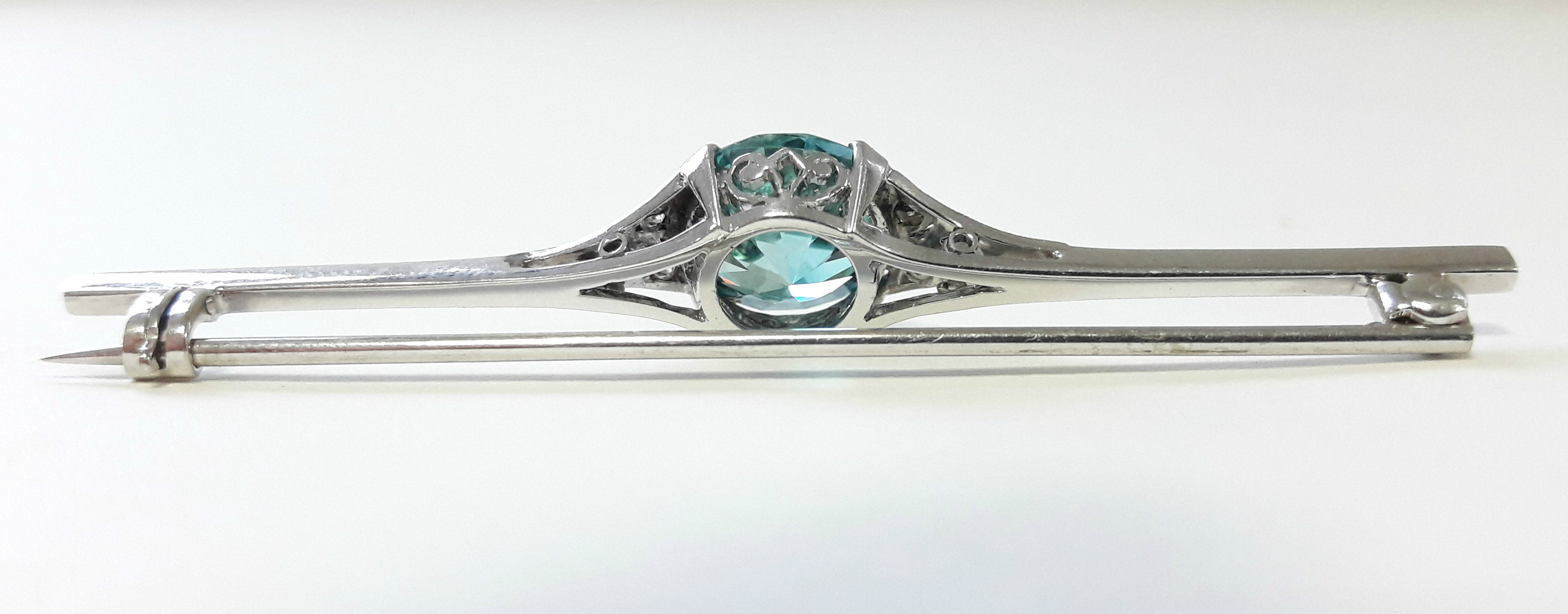 An Art Deco white metal knife-edge bar brooch set large blue zircon of approx. 4 carats, a trio of - Bild 3 aus 3