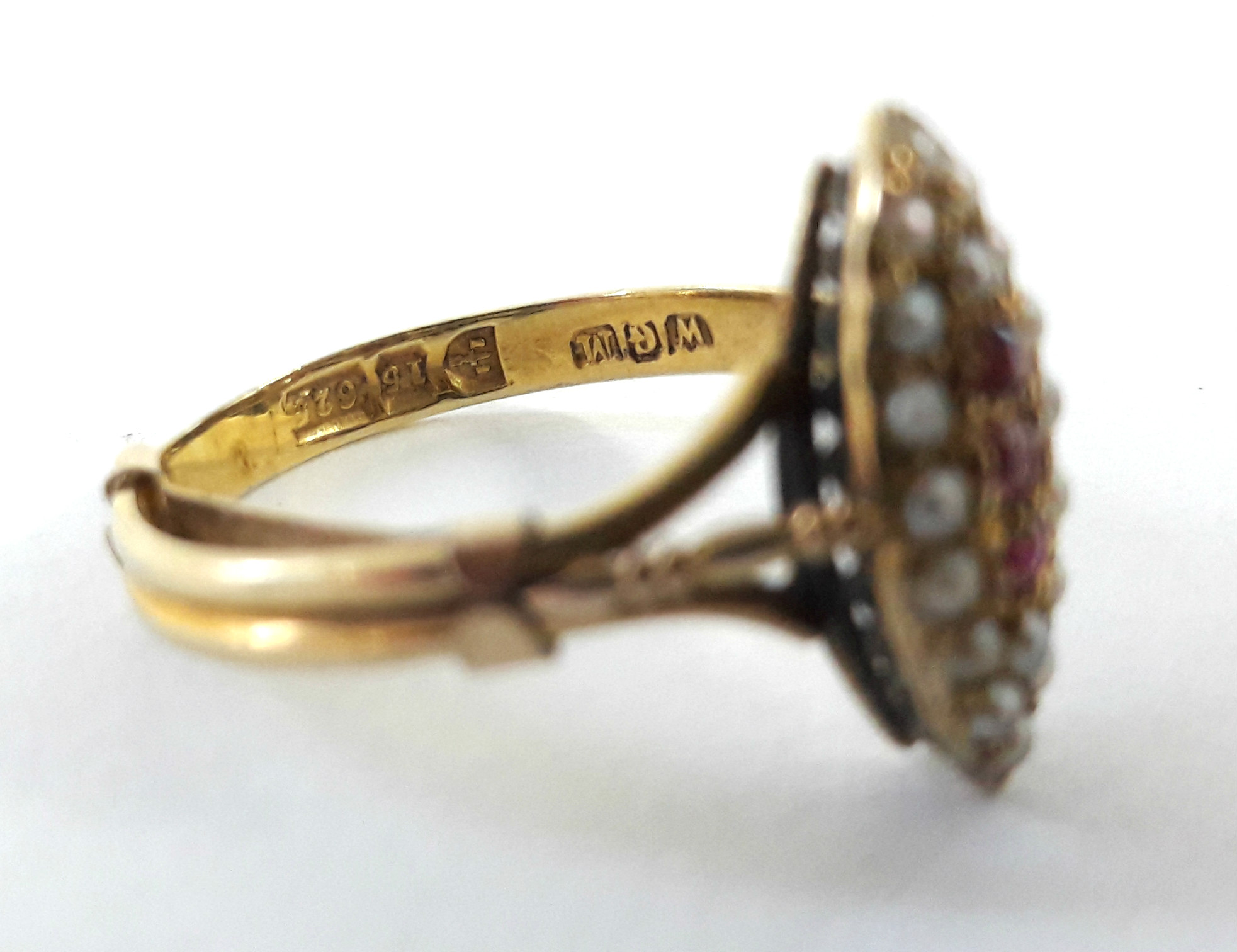 A 15ct. gold ring with navette shaped panel set three small rubies surrounded by seed pearls. - Bild 4 aus 4