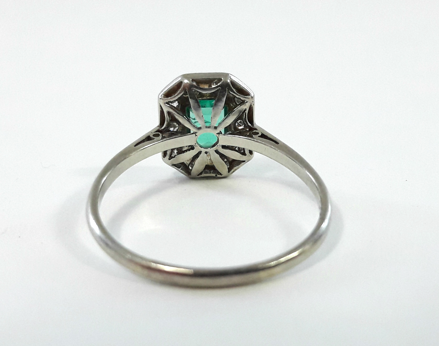 A platinum ring set rectangular emerald within a border of ten small diamonds. - Bild 3 aus 3