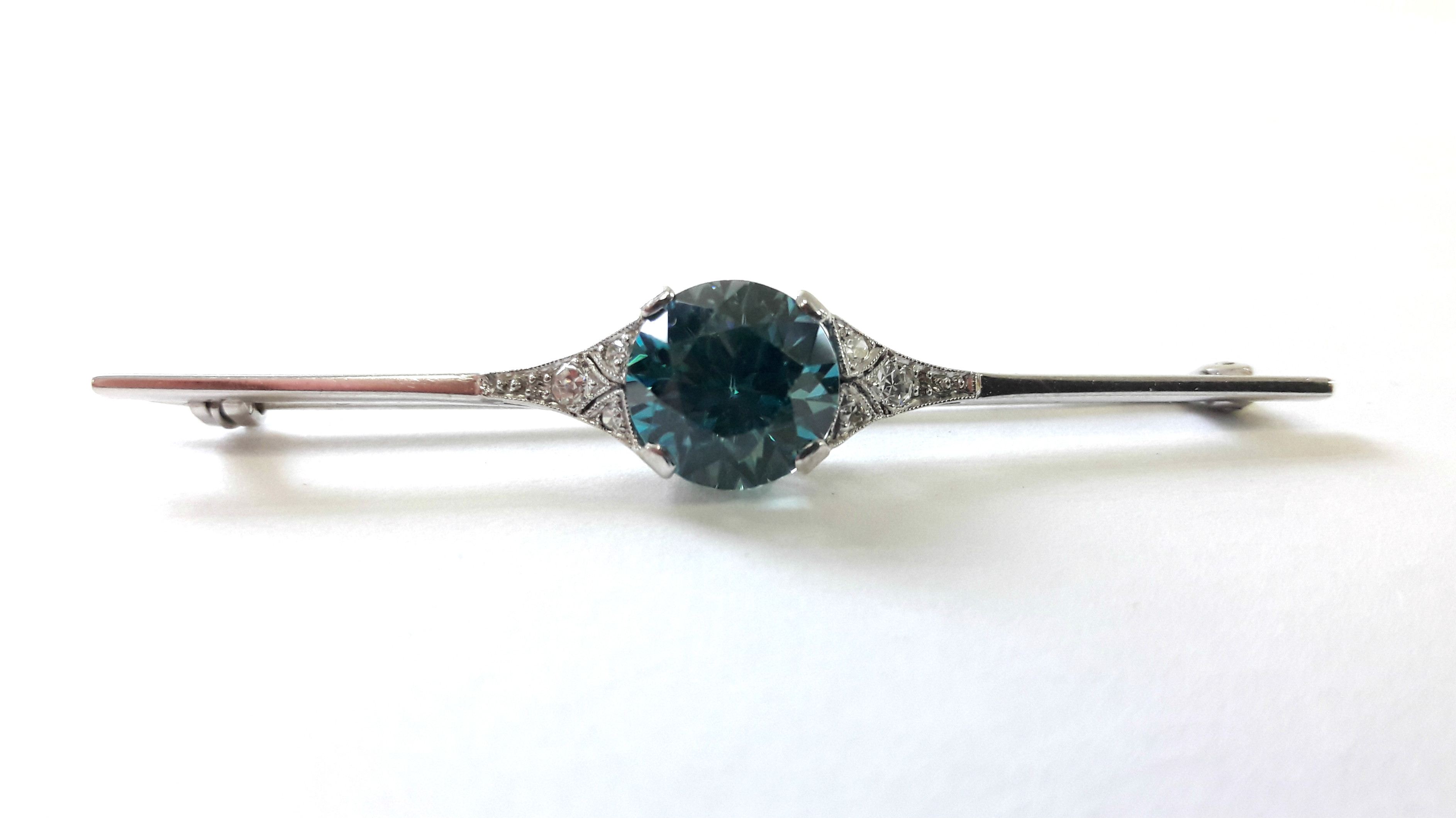 An Art Deco white metal knife-edge bar brooch set large blue zircon of approx. 4 carats, a trio of - Bild 2 aus 3