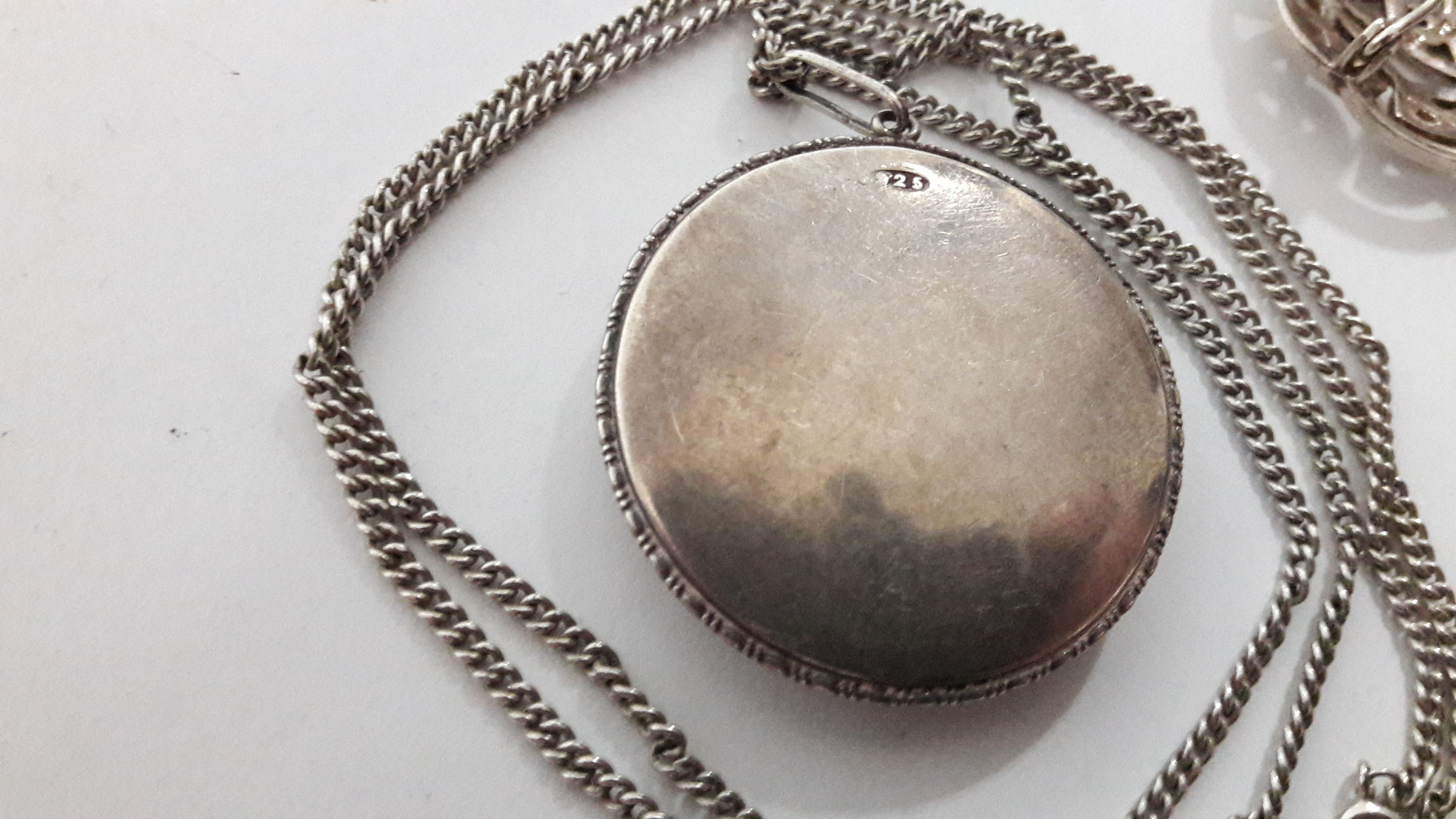 A sterling pierced circular Celtic knot brooch, 1¼” diam.; & a circular pendant inset butterfly - Bild 5 aus 5