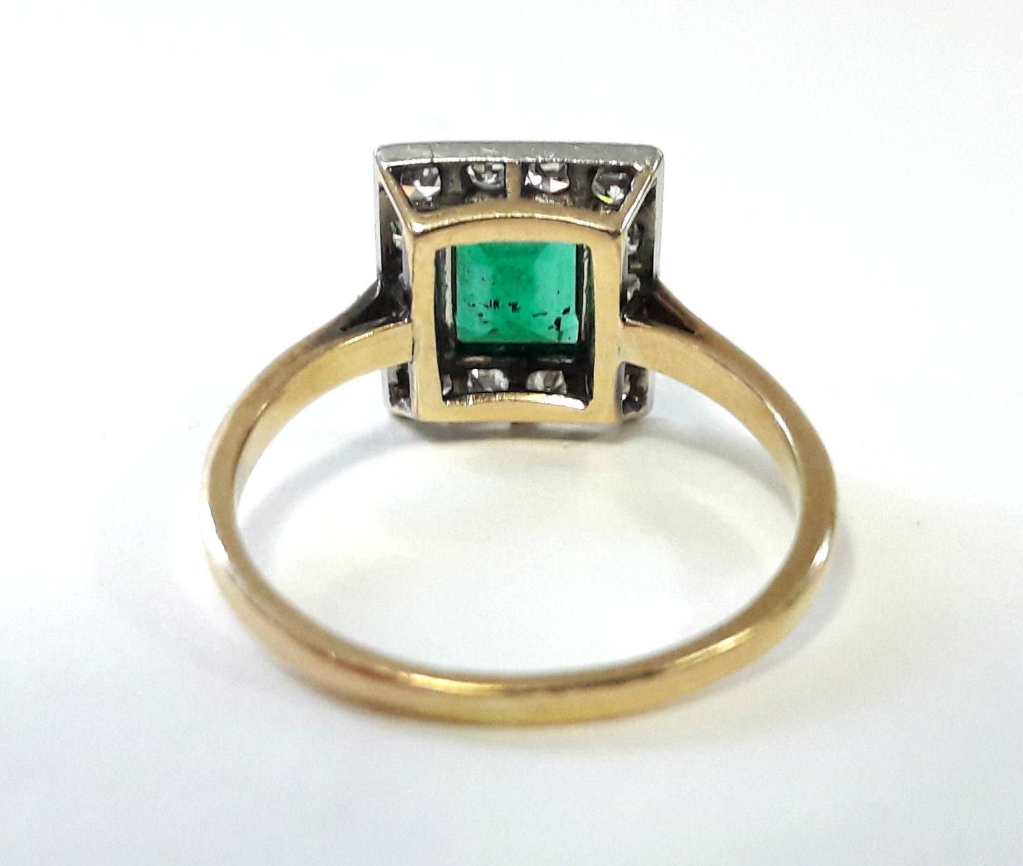 AN EMERALD & DIAMOND RING, the centre rectangular emerald set within a border of fourteen small - Bild 3 aus 3