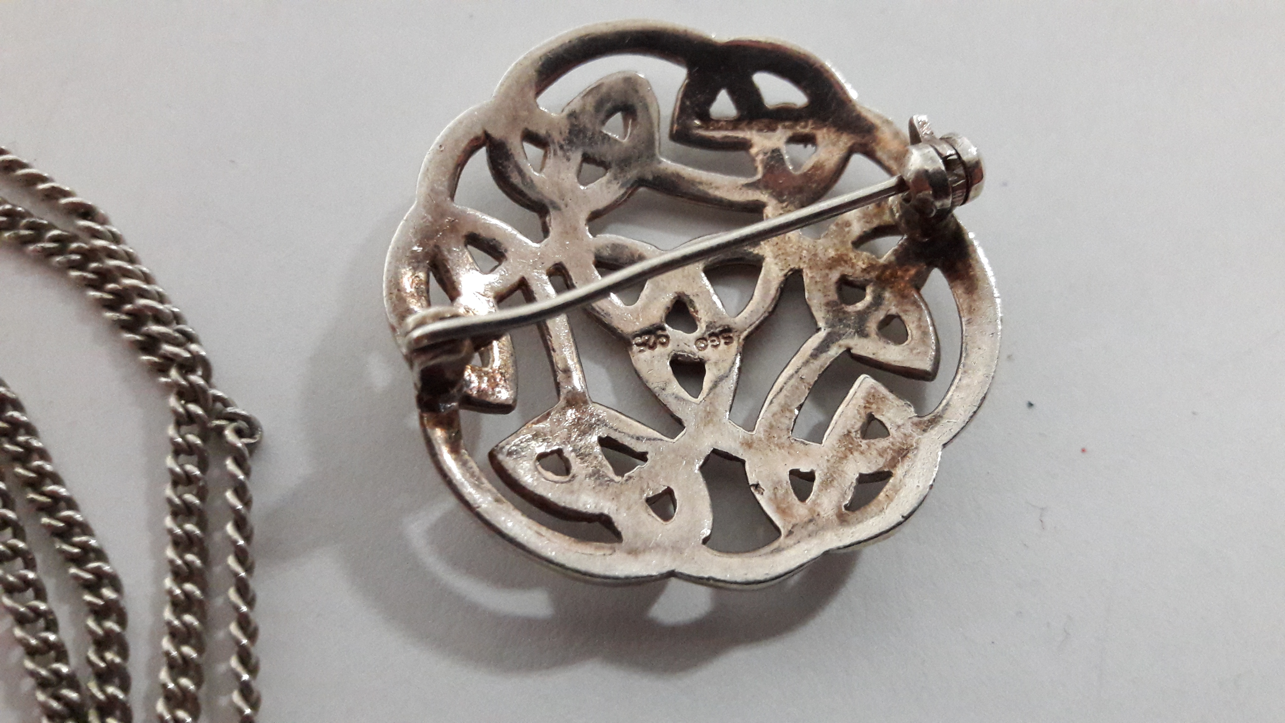 A sterling pierced circular Celtic knot brooch, 1¼” diam.; & a circular pendant inset butterfly - Bild 4 aus 5