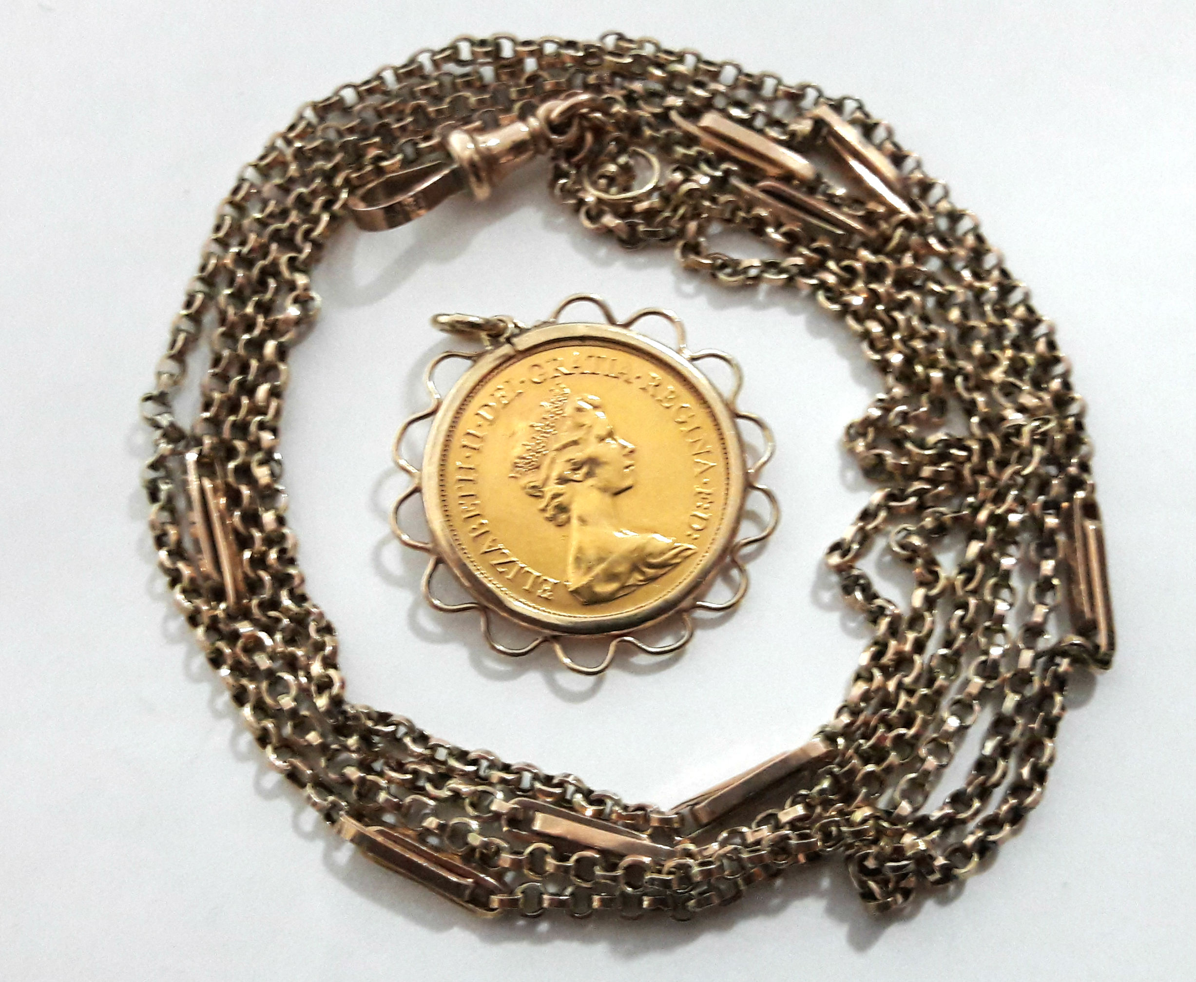 A 9ct. gold lorgnette guard (10.7gm); with pendant 1978 sovereign. - Bild 2 aus 2