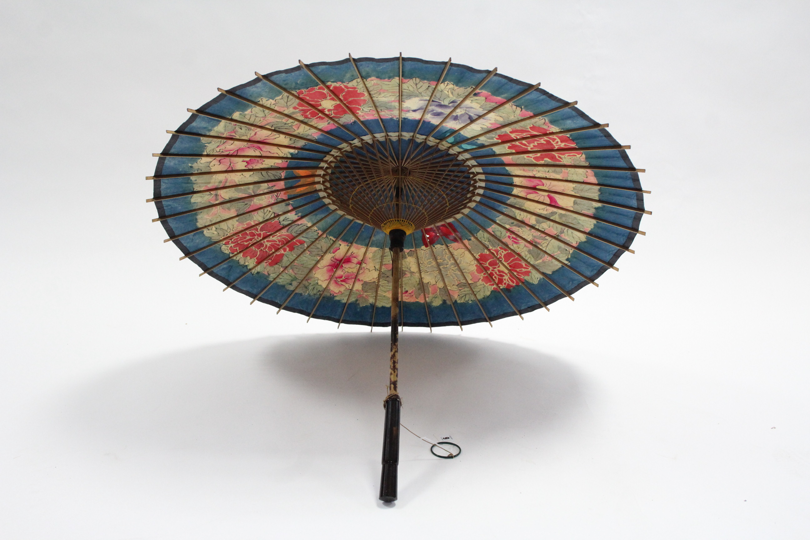 An early 20th century Chinese parasol with painted floral decoration; together with five various - Bild 2 aus 3