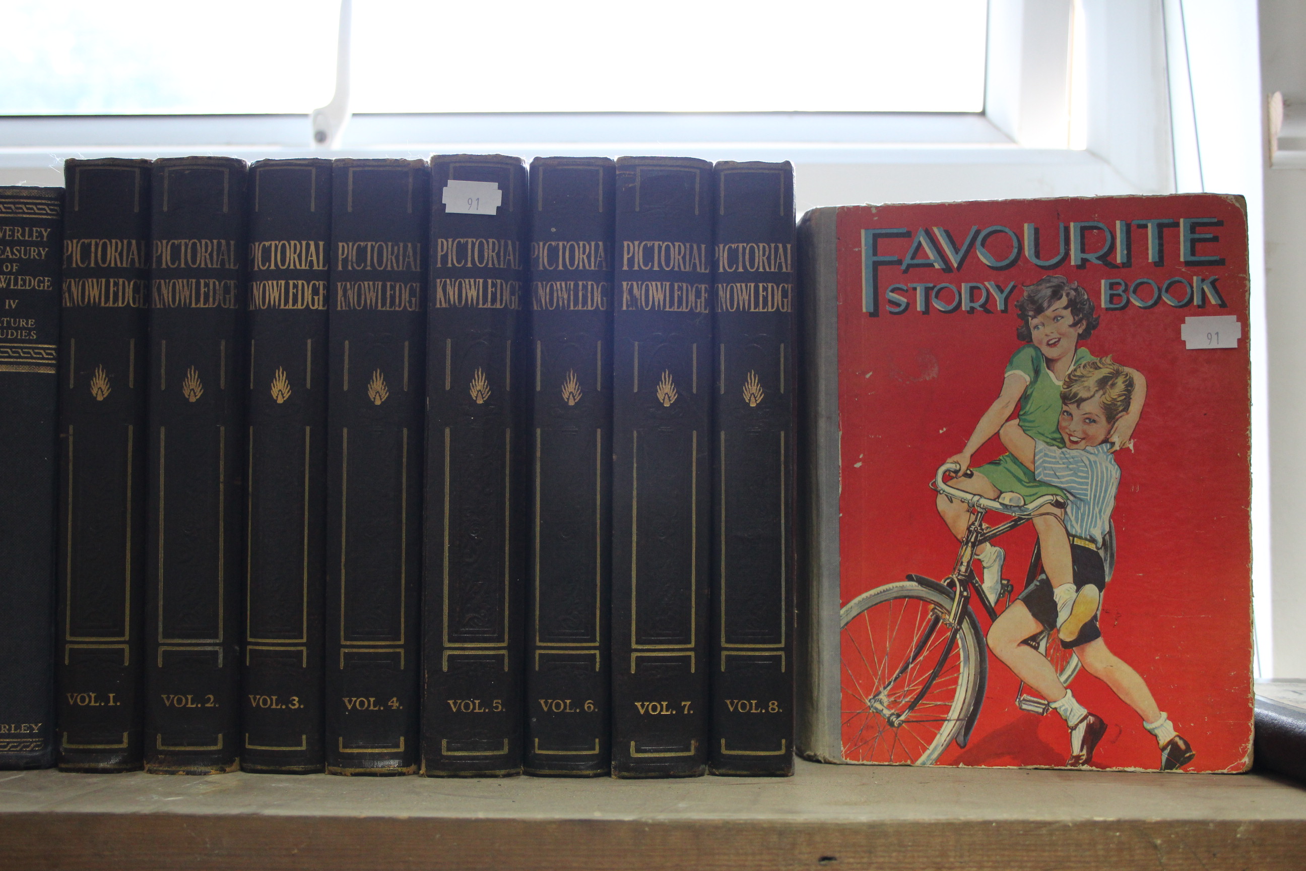 Four leather-bound volumes “Shakspere”; eight volumes “Pictorial Knowledge”; & five various other - Bild 2 aus 3