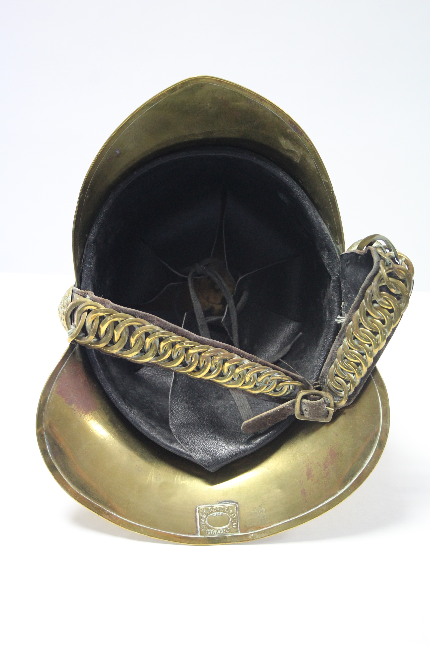 AN ANTIQUE BRASS FIREMAN’S HELMET BY RIDER & BELL, WITH LEATHER CHIN-STRAP. - Bild 3 aus 4