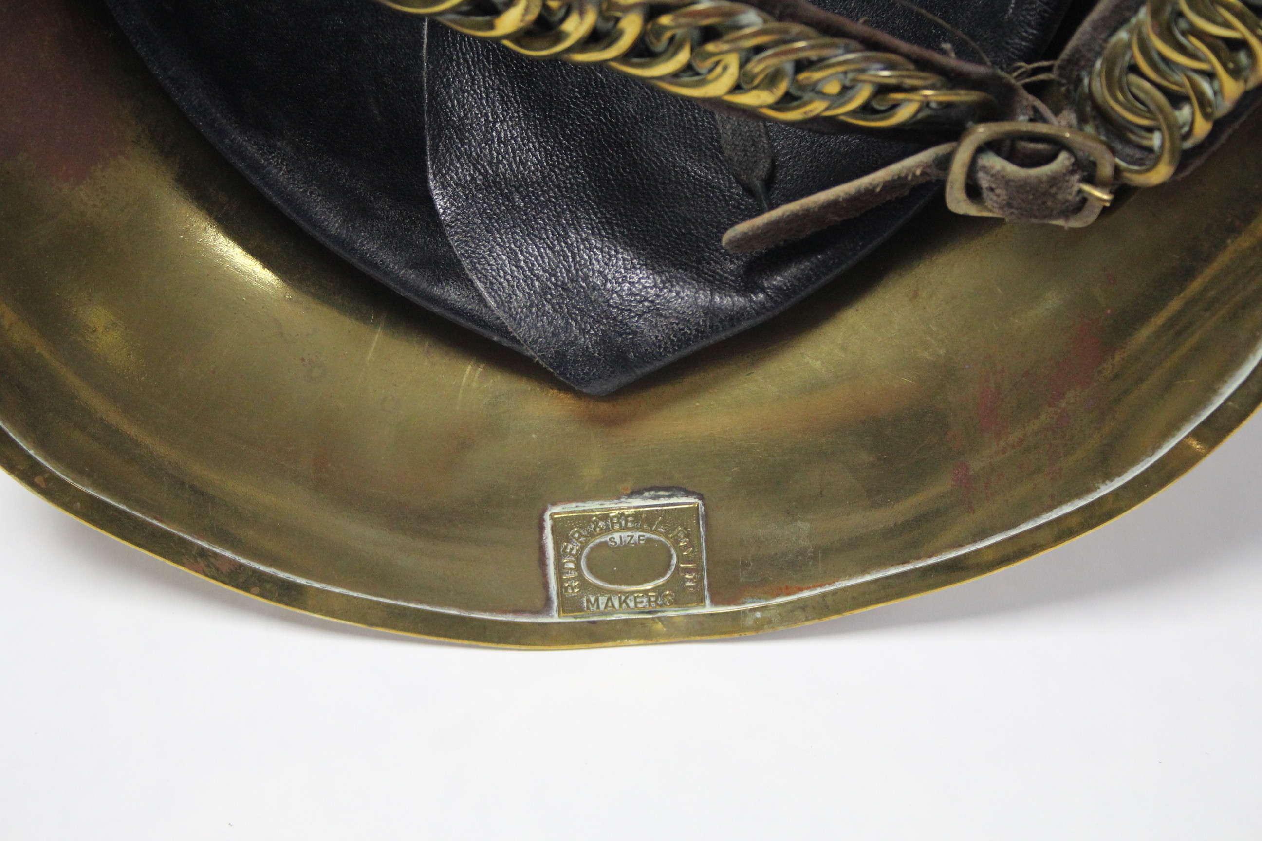 AN ANTIQUE BRASS FIREMAN’S HELMET BY RIDER & BELL, WITH LEATHER CHIN-STRAP. - Bild 4 aus 4