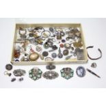 Various items of costume jewellery.