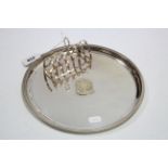 A George V silver six-division toast rack, 4” wide, Birmingham 1933; & a silver plated circular