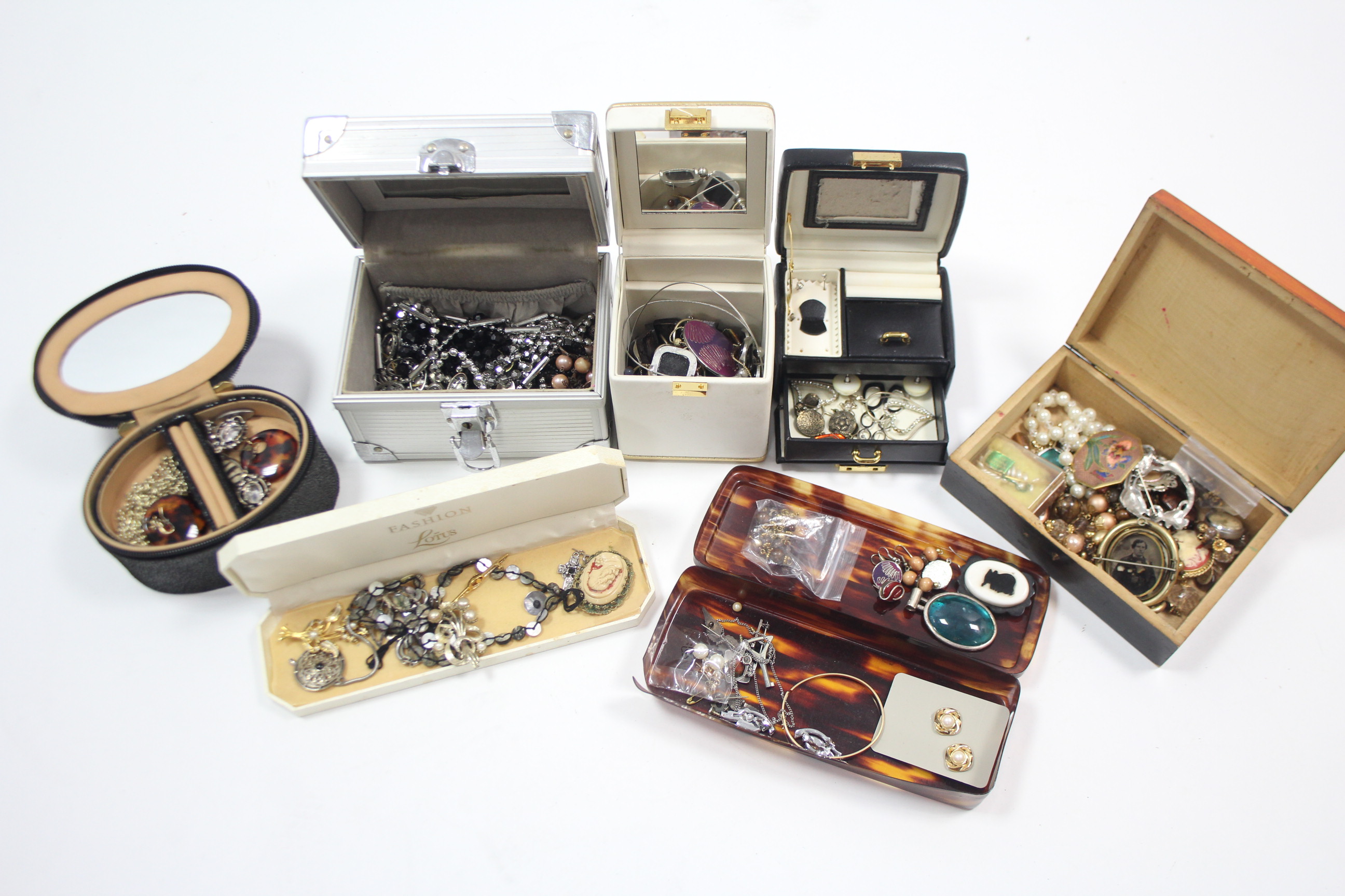 Various items of costume jewellery.