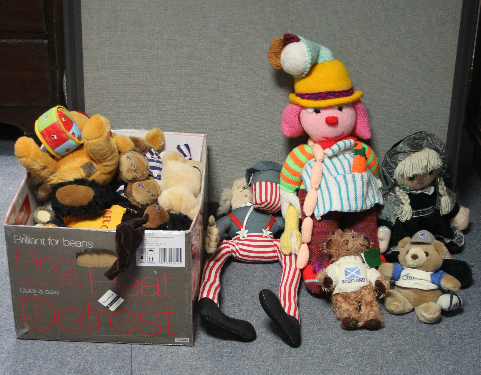 A collection of approximately fifty soft toys. - Image 3 of 3