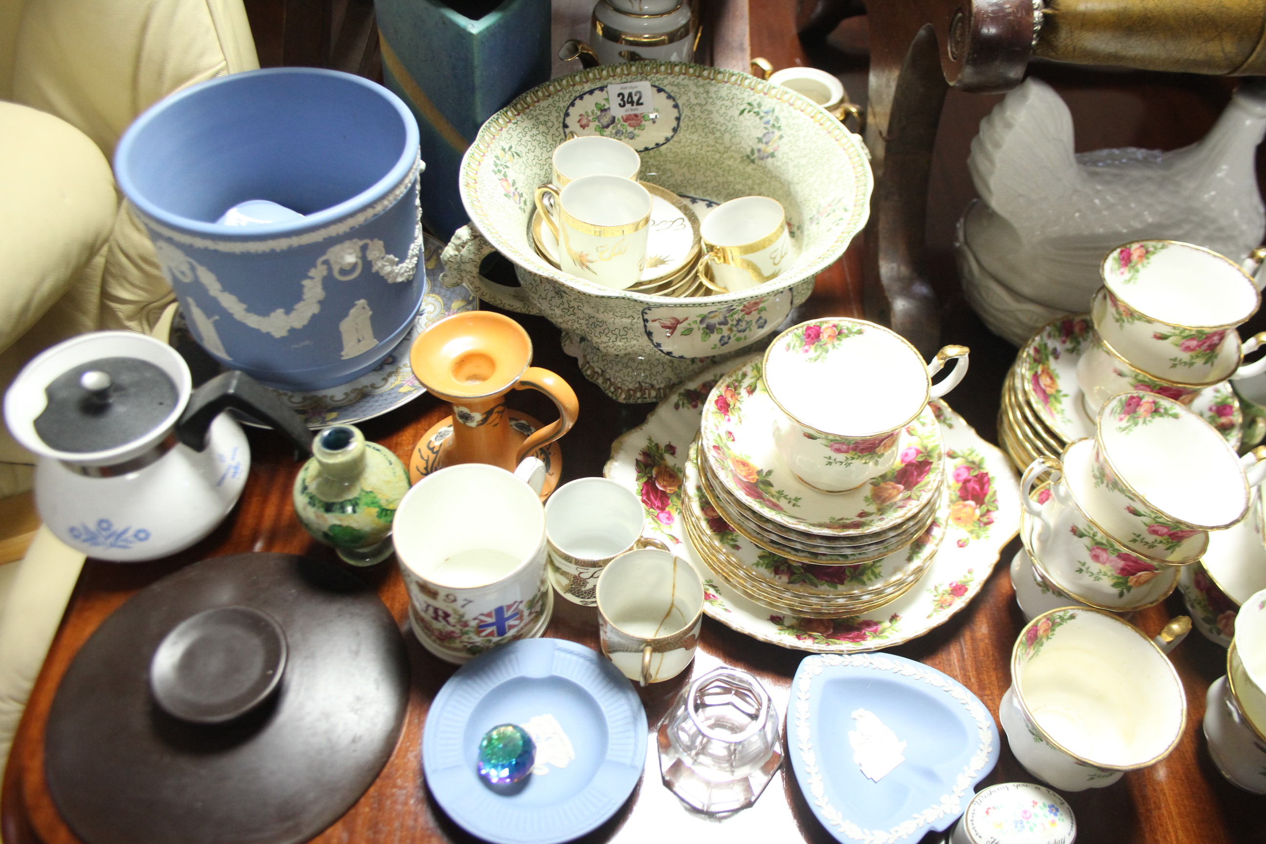 A blue & white “Chatsworth “ pattern twenty-six piece part dinner service; & various other items - Image 2 of 4