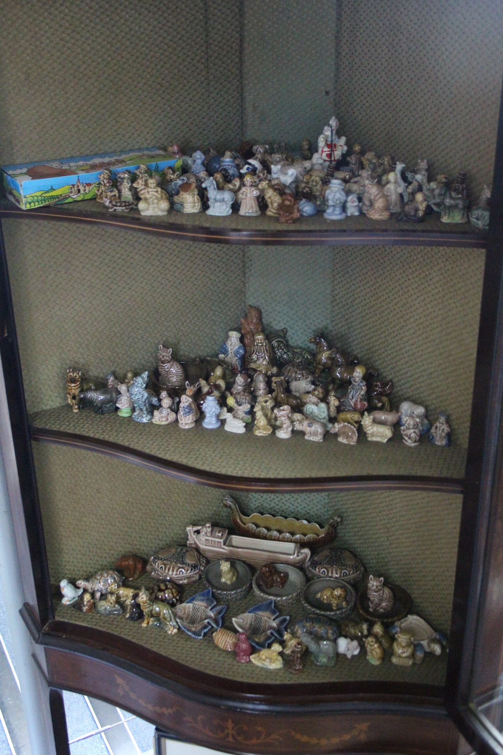 A collection of approximately one hundred various Wade ornaments, boxed & un-boxed. - Image 6 of 6