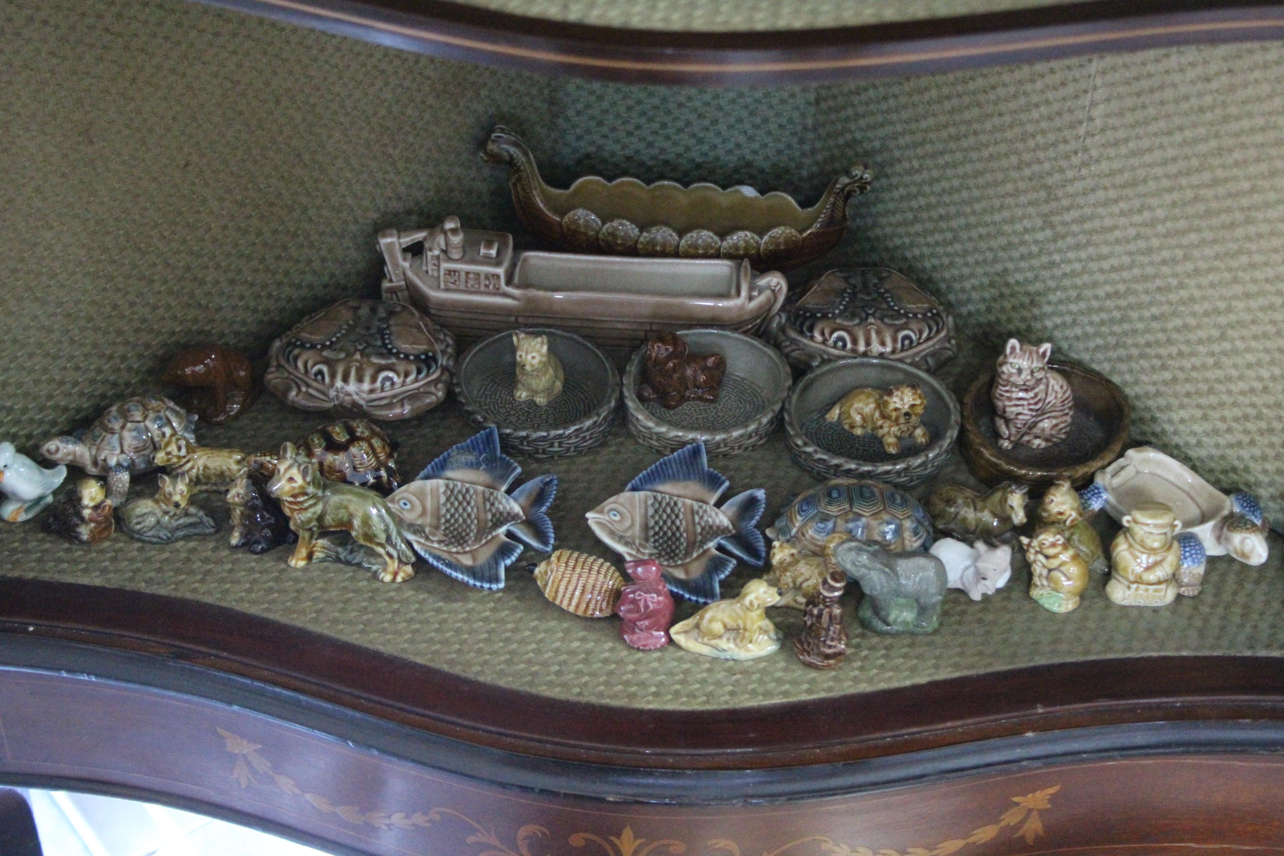 A collection of approximately one hundred various Wade ornaments, boxed & un-boxed. - Image 5 of 6