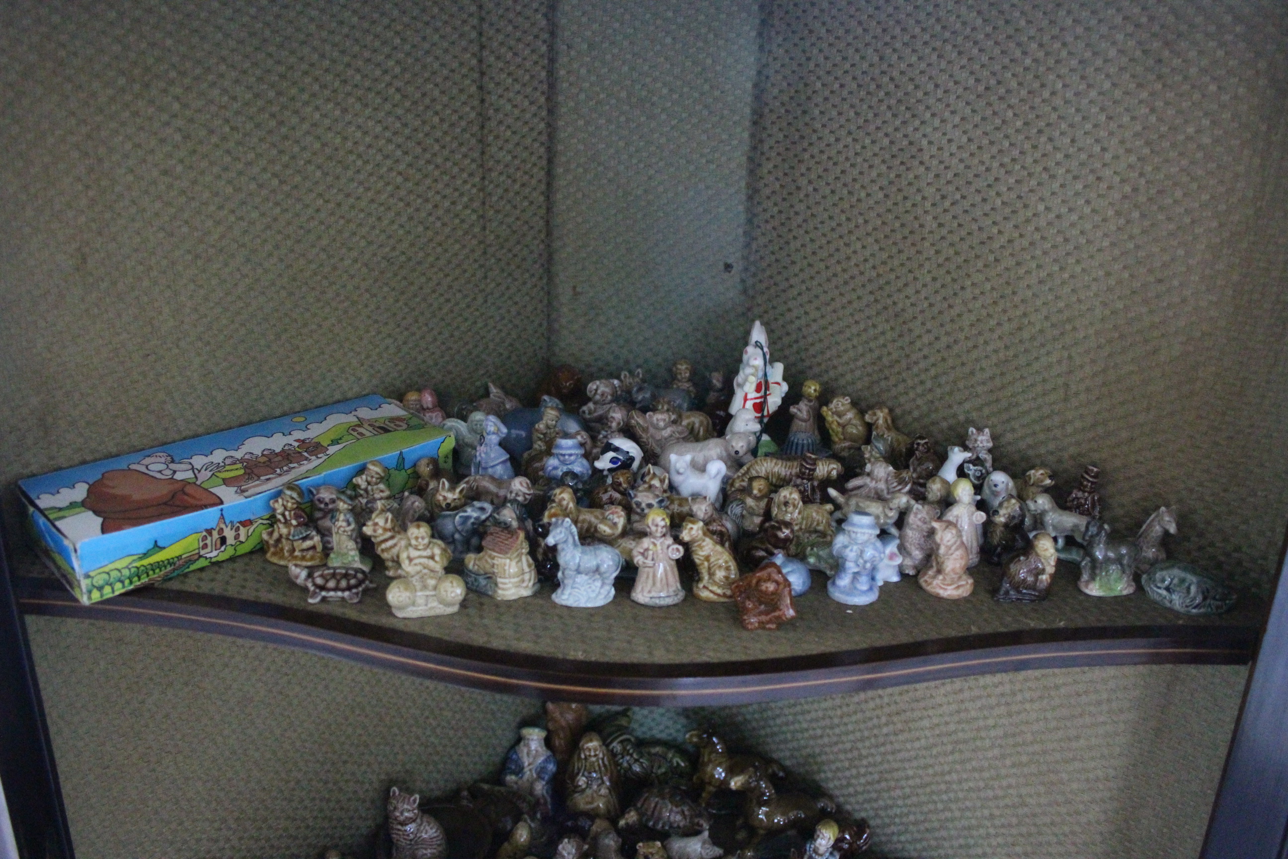 A collection of approximately one hundred various Wade ornaments, boxed & un-boxed. - Image 4 of 6