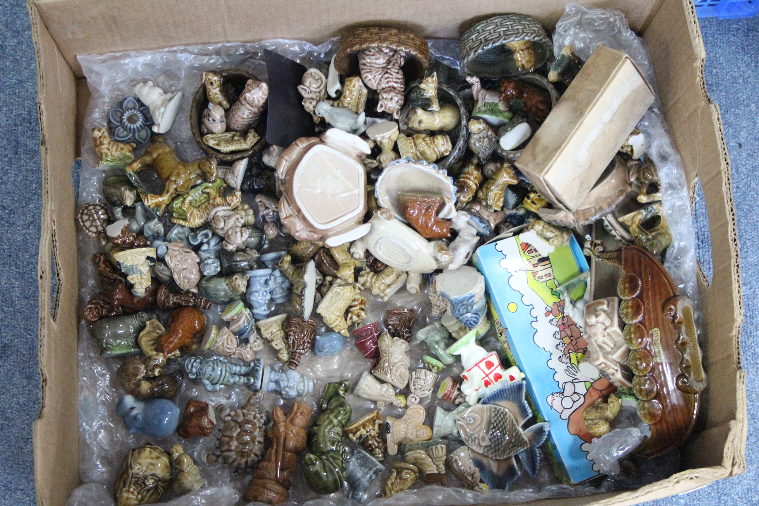 A collection of approximately one hundred various Wade ornaments, boxed & un-boxed. - Image 2 of 6