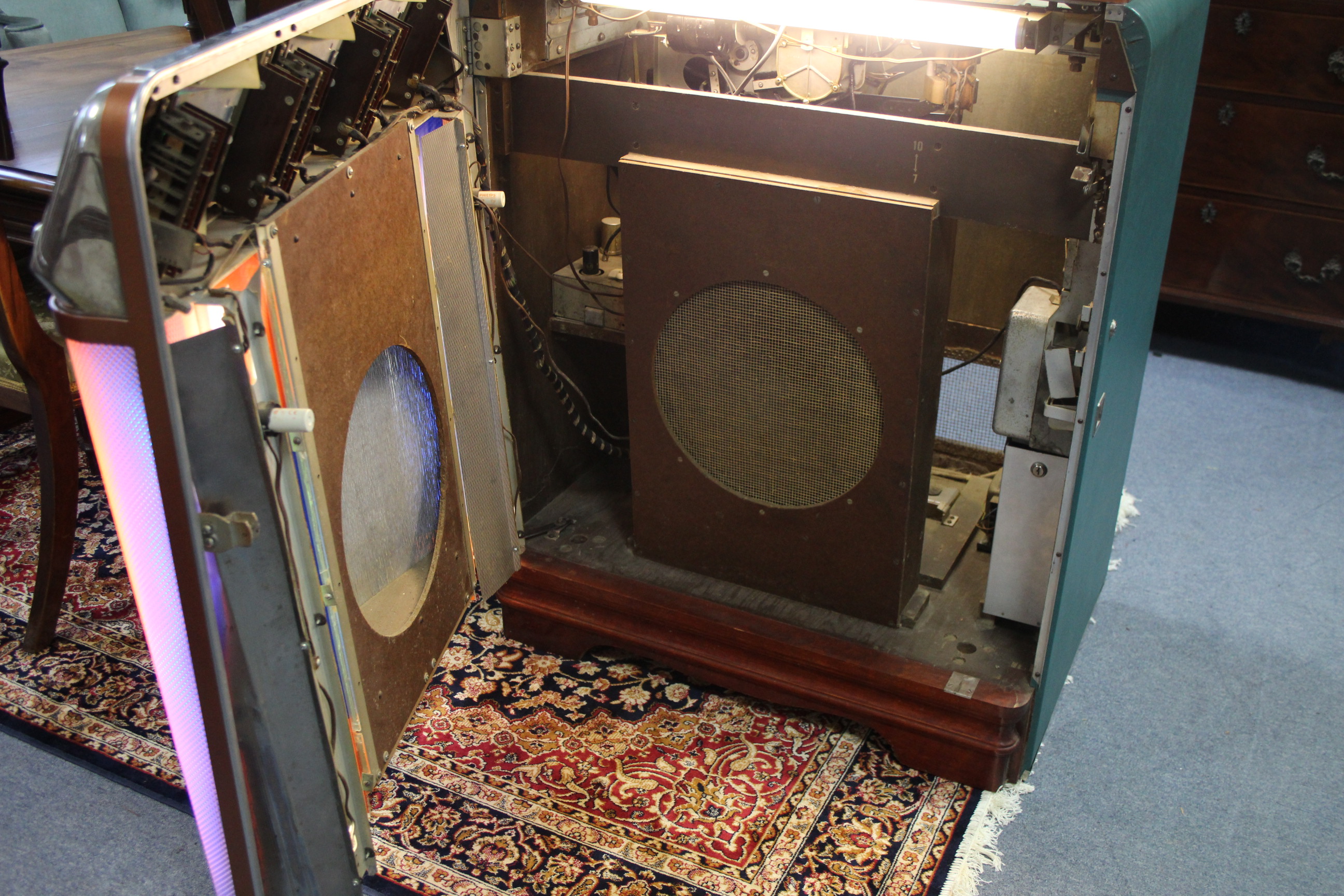 A WURLITZER “MULTI-SELECTOR PHONOGRAPH” JUKEBOX, model No. 1450 (American model), circa 1951, - Image 9 of 20