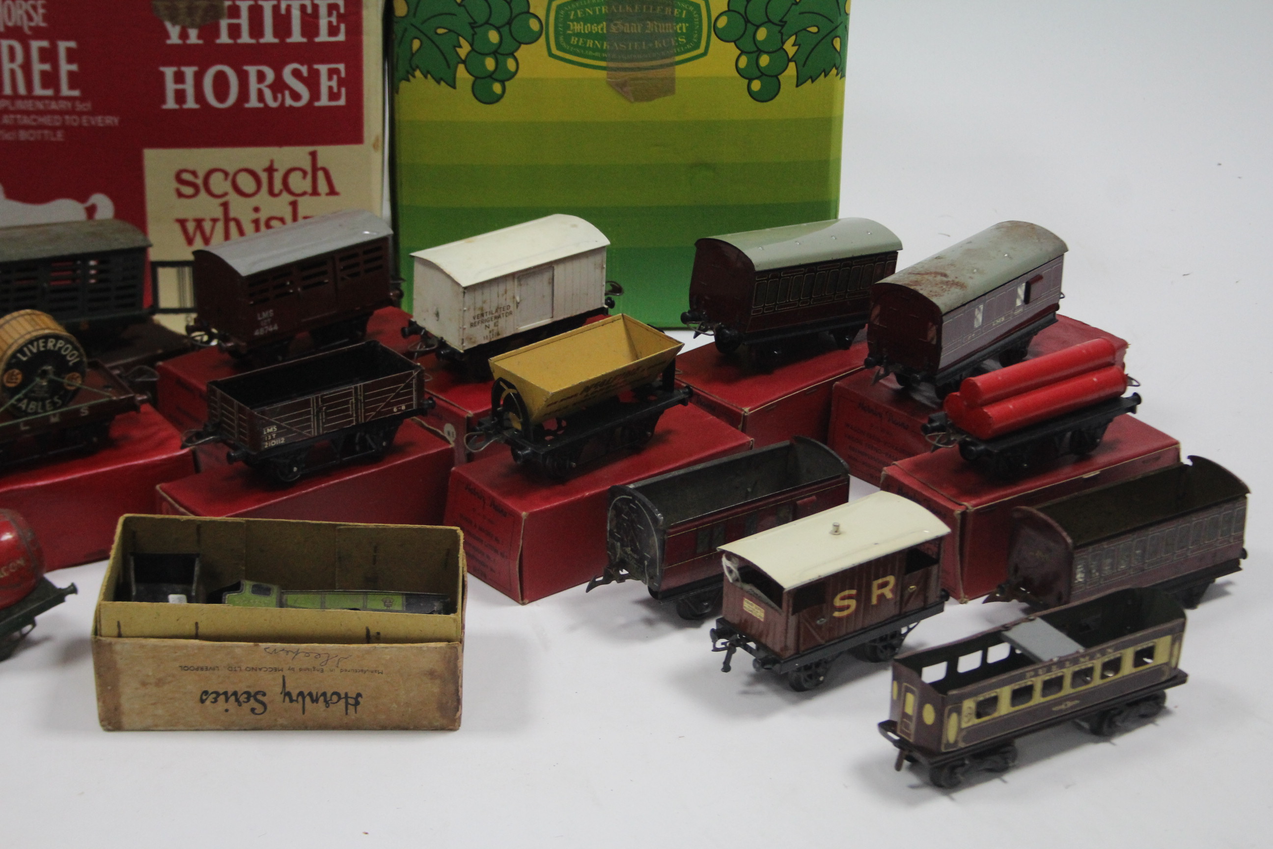 Various Hornby Railways “O” gauge model coaches, etc.; & various ditto items of railway track, boxed - Image 3 of 6