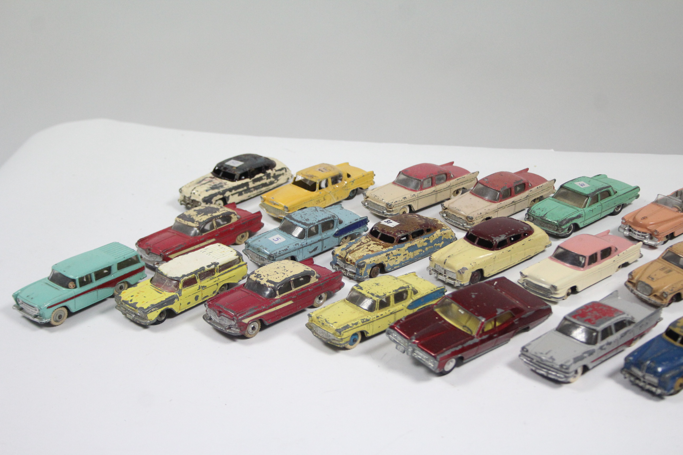 Thirty two various Dinky scale model cars including “Plymouth Fury” (No. 137); & “Cadillac Eldorado” - Image 4 of 6