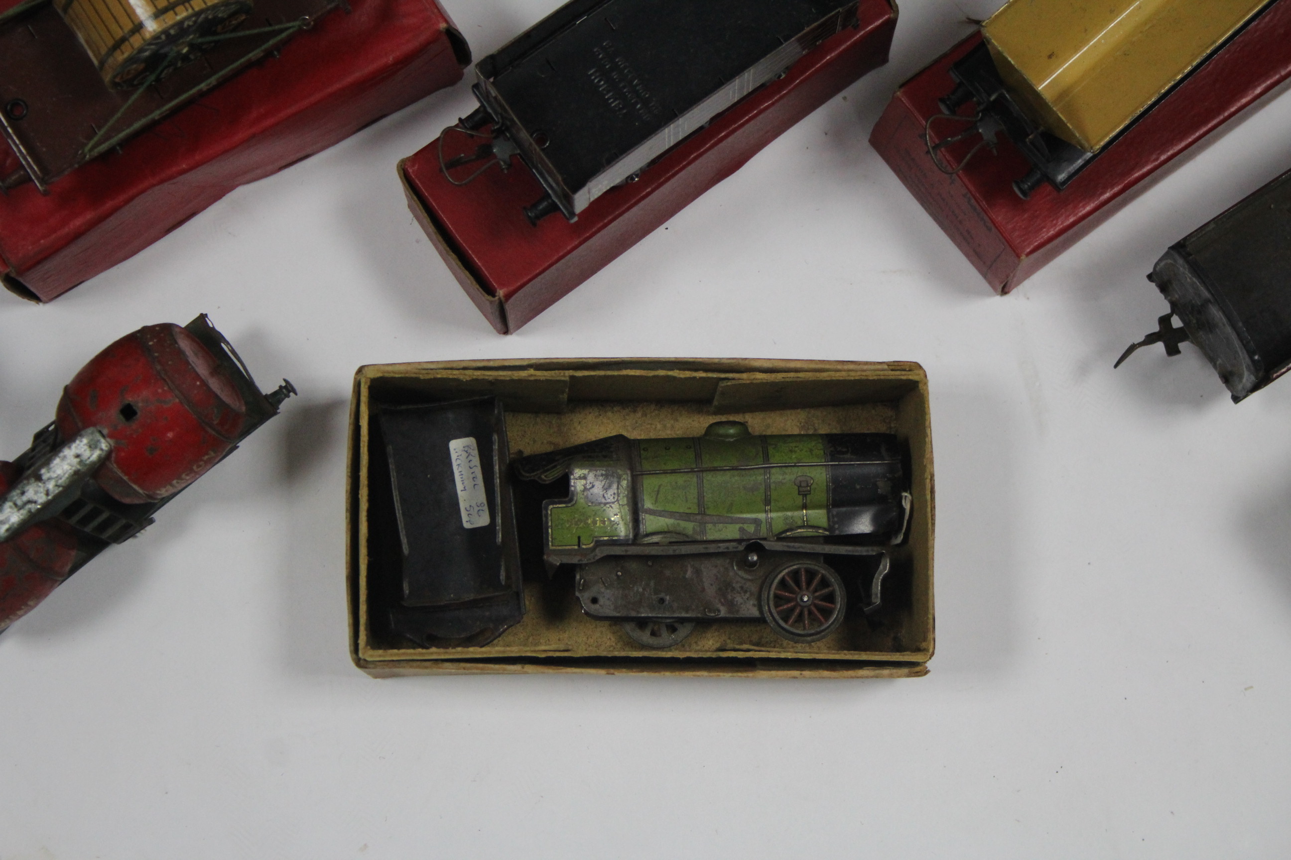 Various Hornby Railways “O” gauge model coaches, etc.; & various ditto items of railway track, boxed - Image 4 of 6