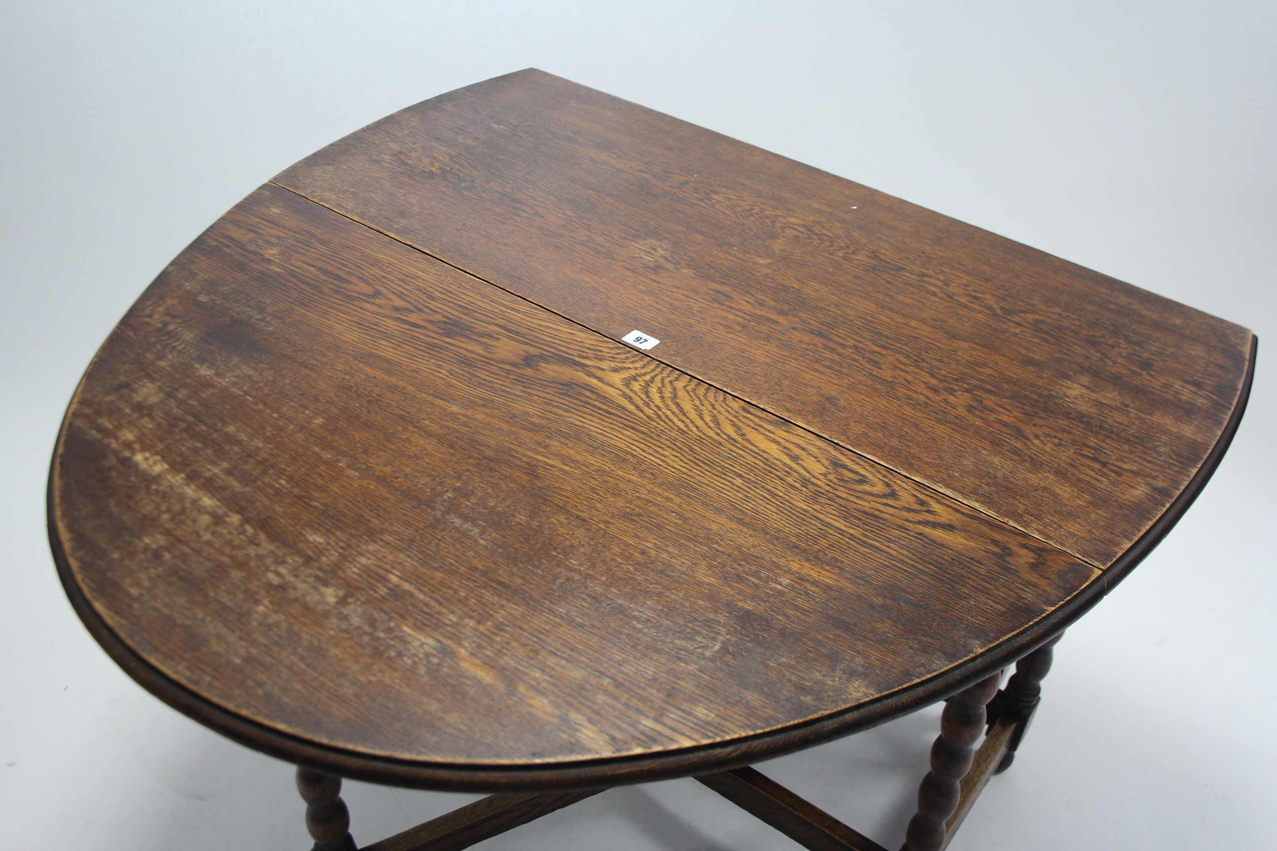 A 1930's oak oval gate-leg dining table on bobbin-turned legs and turned feet with plain stretchers, - Bild 2 aus 2