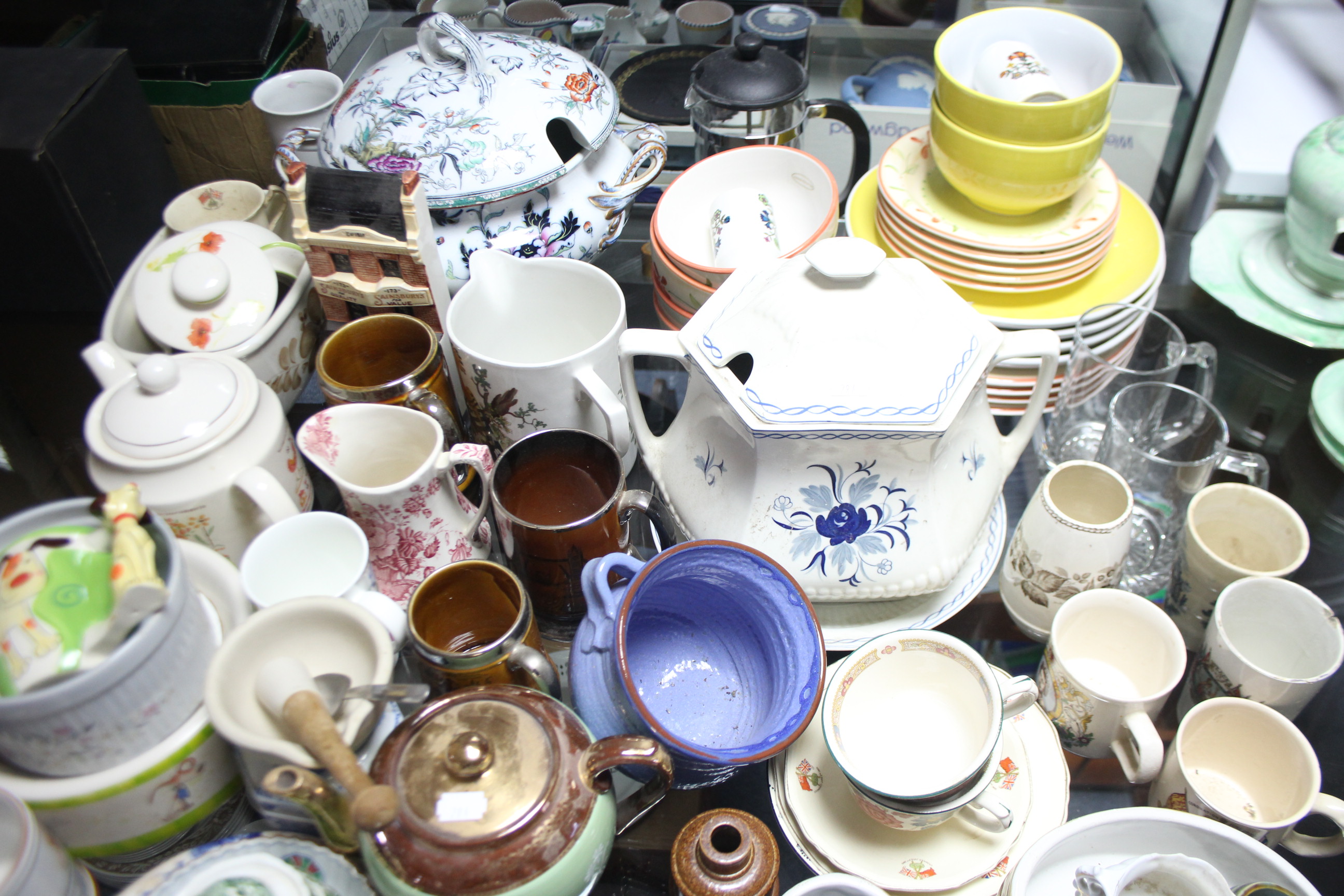 Various items of decorative china, pottery & glassware.