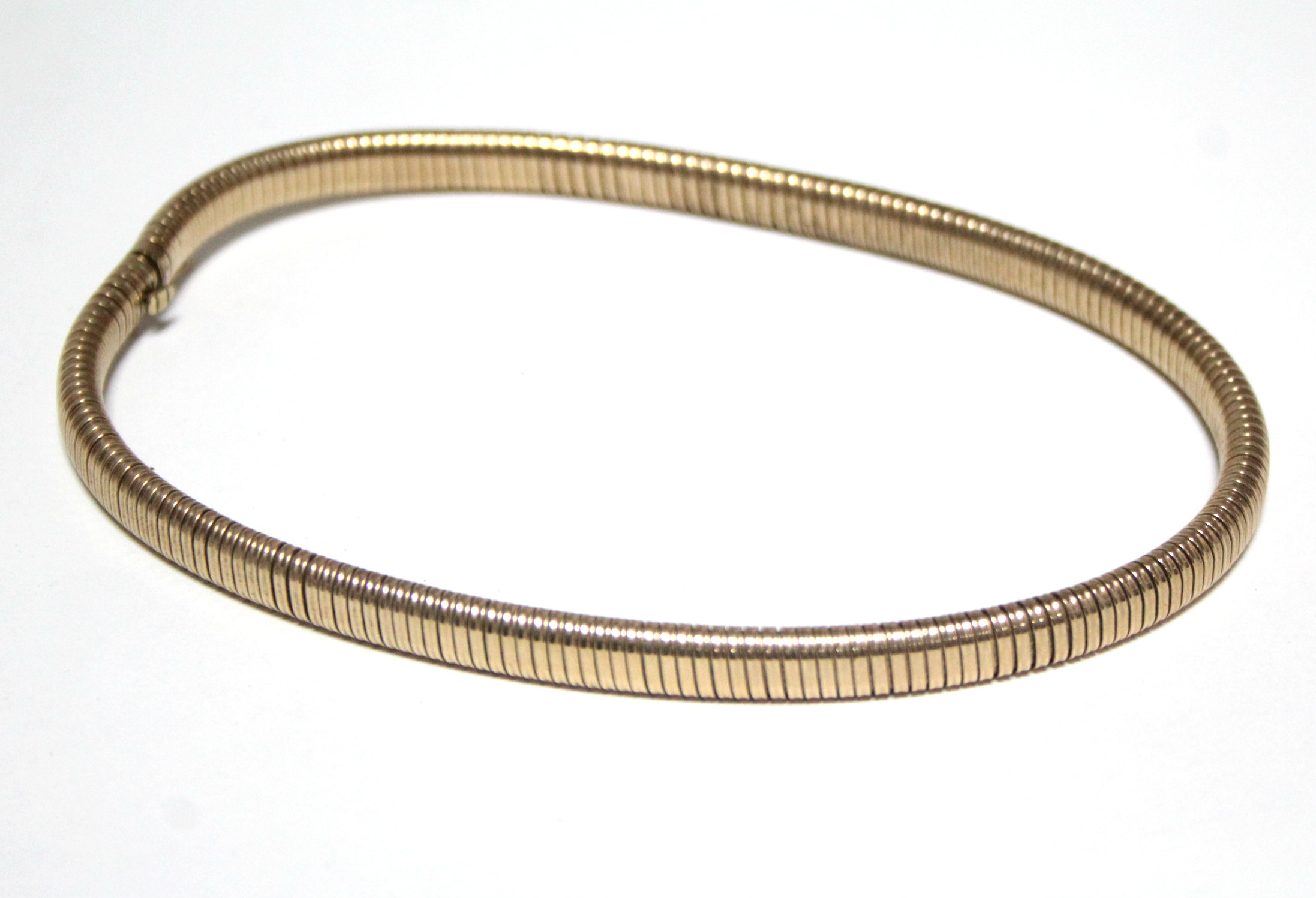 A 9ct. gold flexible necklace of sprung gas-pipe links, 13½” long. (23g)