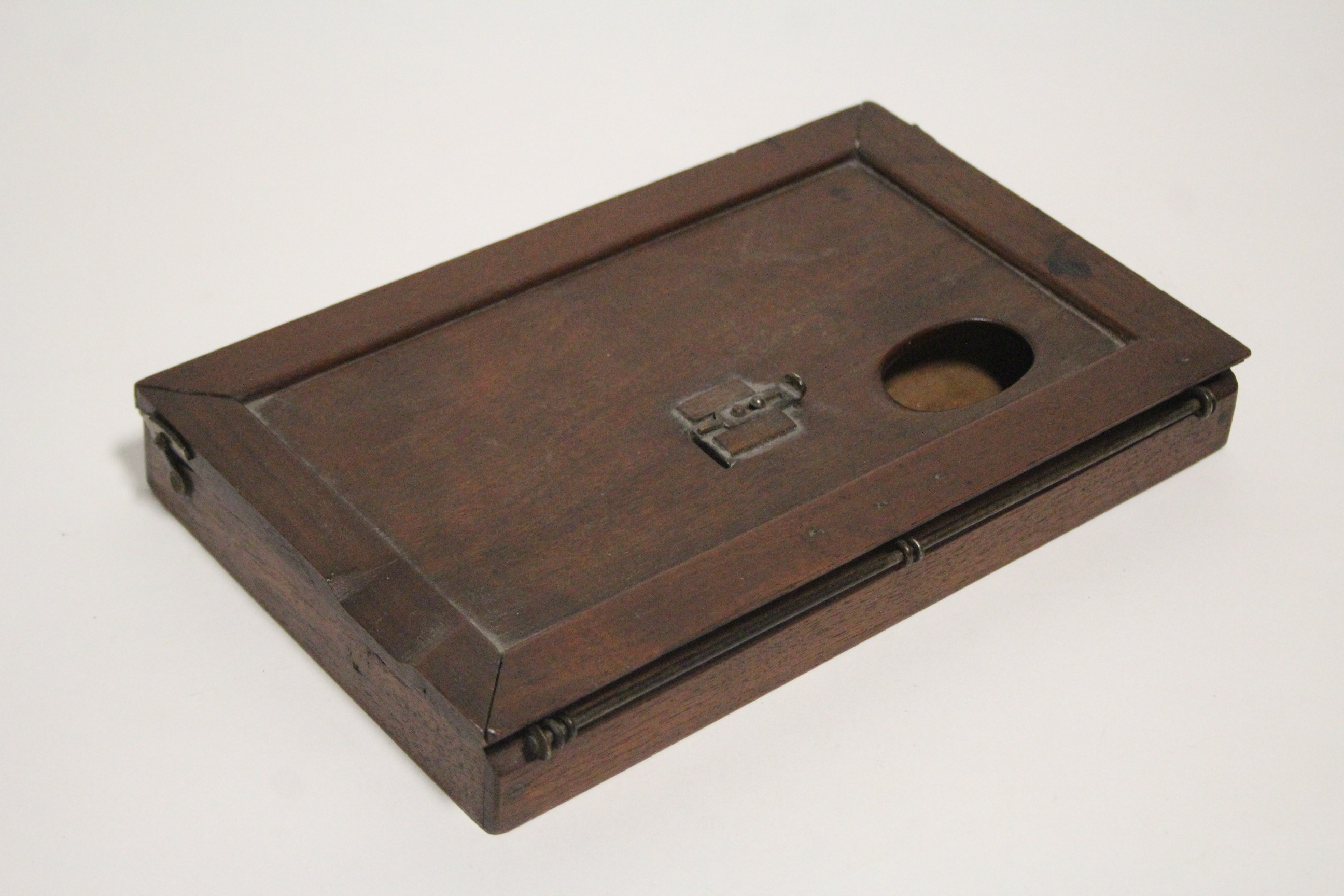 A late 19th/early 20th century mahogany portable artist’s box with adjustable rest & removable - Image 2 of 3