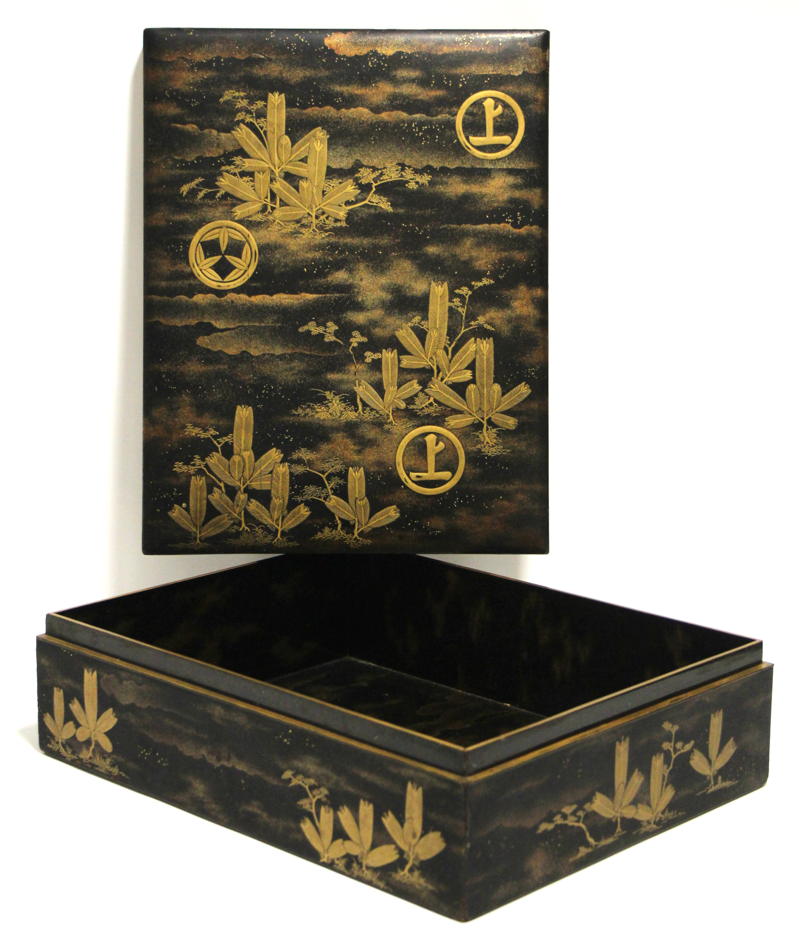 A JAPANESE LACQUER RECTANGULAR BOX with removable lid, the exterior & interior decorated in - Image 4 of 7