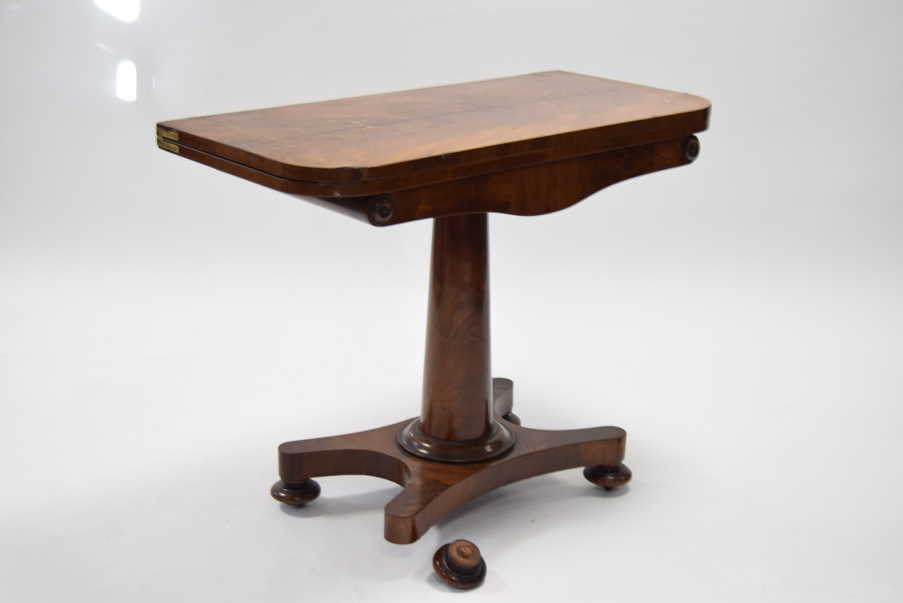 An early Victorian figured mahogany card table, the rectangular fold-over top inset circular pink - Image 4 of 4