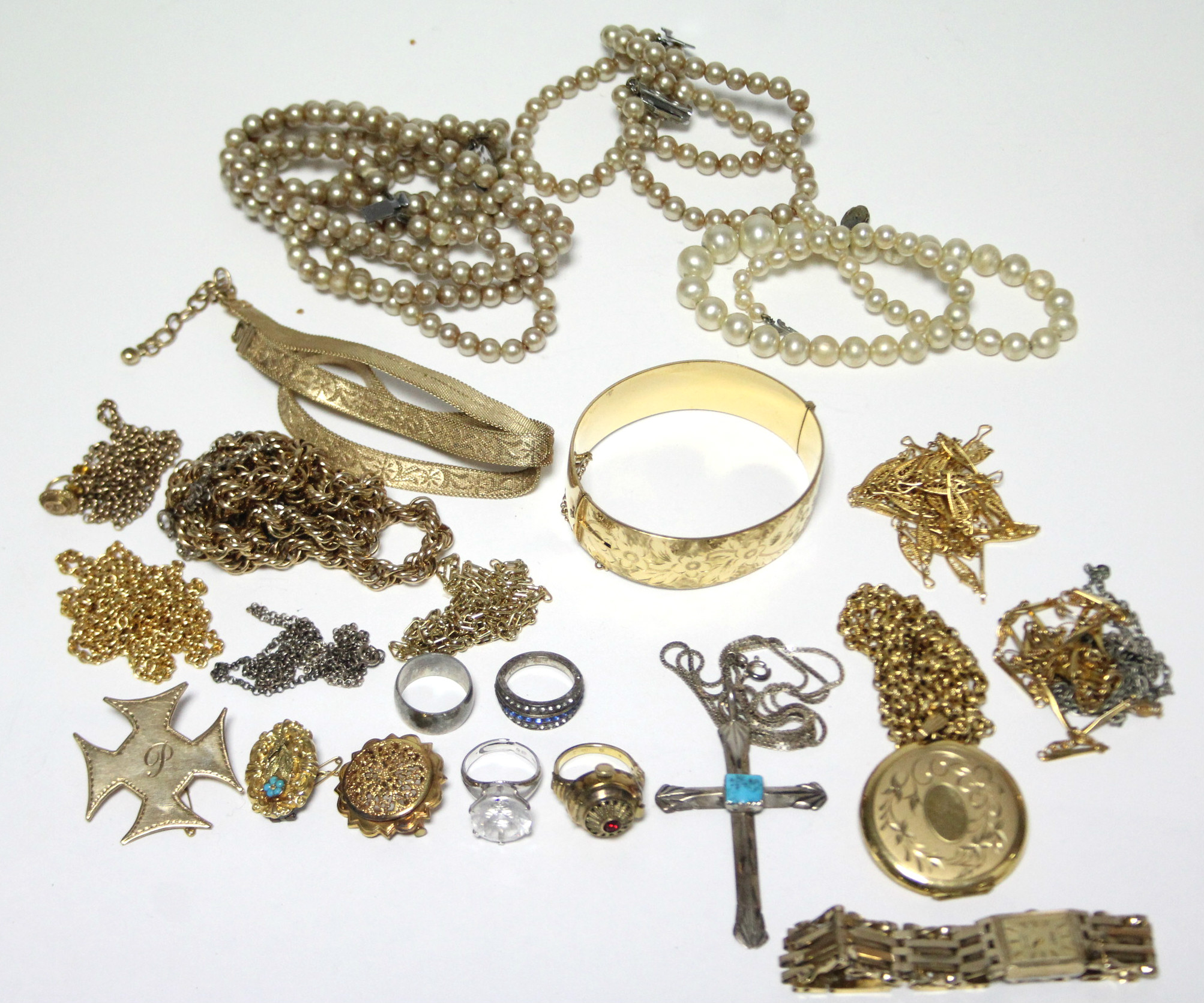 Various items of costume jewellery
